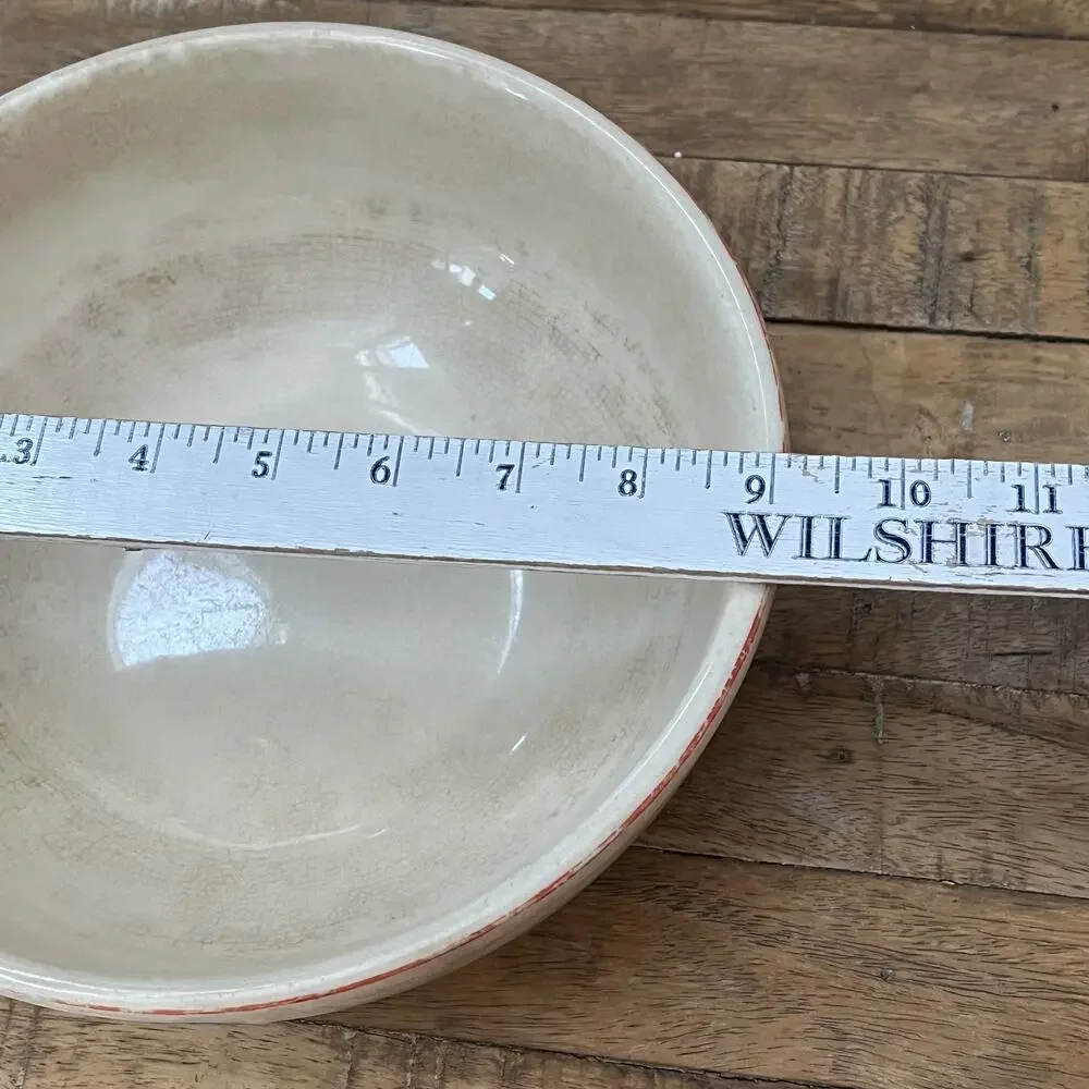 Universal Potteries this vintage